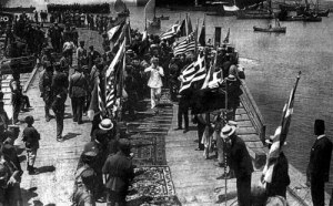 Amerikan ve Yunan İşgal birlikleri Temmuz 1920'de Bandırma'da karşılanıyor.